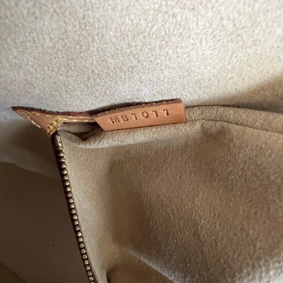 Louis Vuitton Babylon bundle with free fashion bag charm.   Box is not included - Picture 8 of 8